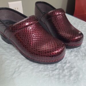 Dansko Pro XP Ruby Anaconda Patent Slip Resistant Clogs Size 38